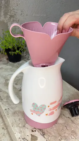 AUMENTE O SOM 🔈#asmr A tempos que eu estava “namorando” esse kit da Sanremo e chegou a hora 🥰 e nada como um ASMR que vocês tanto gostam para mostrar essa nova comprinha 🤗 Saiba mais: Basicamente, a sigla ASMR se refere a sensações agradáveis que se manifestam em resposta a estímulos visuais, auditivos e cognitivos. Você pode sentí-las “ao vivo”, conversando com uma pessoa em uma viagem de avião ou vendo alguém manipulando um objeto, por exemplo. Esse modo ativa o estado de relaxamento na outra pessoa. . . ❤️Não esqueça de curtir e relaxar . . . #asmr #asmrtherapy #garrafatermica #kitsanremo #buletermico #shopee 