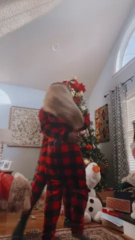 how the hell did he jump so high😭😭😭 @rjmack0 #christmas #couple #boyfriend 