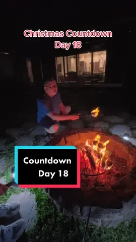 Baby it’s cold outside🎶 #christmascountdown2022🎄 #familytimeactivities #firepit  #smorescheck #adventactivities #floridawinter #itscoldout 