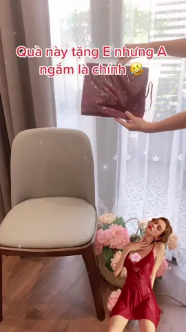 Quà này tặng E nhưng A ngắm là chính 🤣 #vayngu  #vaynguquyenru #vayngusere #damngu #vayngucaocap #xuhuongtiktok #vayngulua #trending #dongu #donguxinh #donguquyenru #sleepwear 