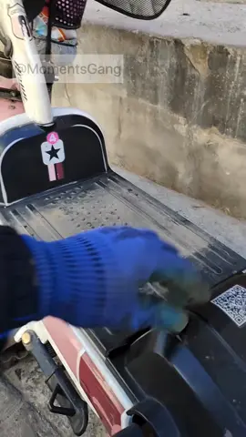 Replacing a scooter battery