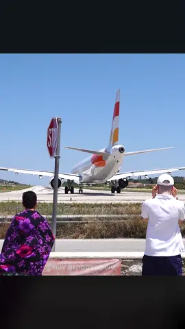 HUGE Jet Blast at #skiathosairport ✈️ #avgeek #airbuslovers #plane #takeoff #skiathos #jetblast