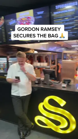 Gordon Ramsey secures the bag 😍 #foryou #viral #gordonramsay #comedy #shimlasrestaurants 