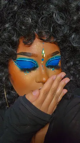 blue eyeshadow >>>>>>> 💙✨️ #motd #makeupoftheday #blackcommunitytiktok #prettygirls #fyp #makeup #lashes #blackcreators #blackgirlmakeup #BlackTikTok #blackgirlmagic #beauty #curlyhair #MakeupRoutine #beauty #rhinestones 
