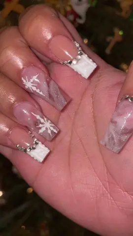 ❄️🤍❄️ #holidaynails #snowflakenails #nailsart #xmasnails #marblenails #acrylicnails #sweaternails #frenchtip #nailtech #miaminailtech 