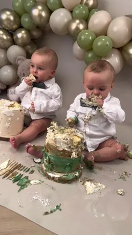 Cakesmash 🎂🫶🏼 #twins #cakesmash #birthday #funny #fyp #1yearold #1yearanniversary #twinsbirthday #belgium 