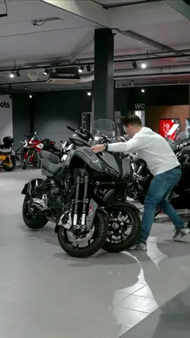 Easiest way to turn around the three wheelied Yamaha Niken! #yamaha #bikelife #biker #viral 