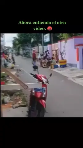 deberían quitarle el monito las autoridades. #mono #fyp #fypシ #parati #biker #foryou #funny #animales #calle #viral #funnyvideos #monkey #accidente #🙈 #foryourpage #mundo #humor 