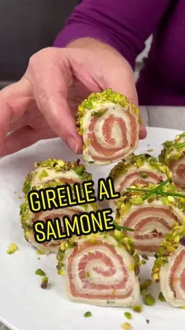 Scommettiamo che non riuscirete a smettere di mangiarle? Provare per credere! #girelle #salmone #natale #piovonoricette 