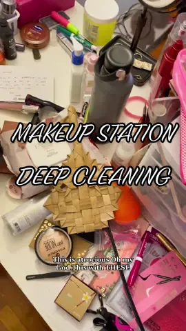 This deep clean was LONG overdue 😅 #makeupbrushes #deepcleaning #makeuporganization #BeautyTok 