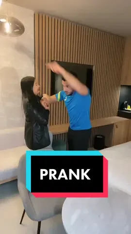 SA RÉACTION 😱😱 J’AI DÛ ARRÊTER LE PRANK 😱 OMG !!! #prank #coupleprank #couplegoals #fypシ #viral #humour 