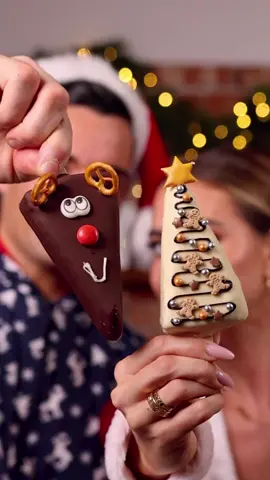 Weihnachtscheesecake Sticks🤤🎄🎅🏻 Bestes Rezept für Cheesecake Sticks am Stiel mit Schokolade und leckeren Verzierungen. Diesen Cheesecakesticks kann keiner widerstehen oder Jess?😂 Zutaten: 900g Quark  Eine Packung Vanille Pudding Pulver  6g gesunder Zuckerersatz/ ersetzt 100g Zucker  Schokolade und Toppings nach Wahl ☺️ Holzstiele Wir geben 5 Eier mit etwas Zitronensaft in eine Schüssel. Dazu kommt 900 Gramm Magerquark☺️ Anschliessend noch die Süße in die Rührschüssel geben. Den Teig gut verrühren und in eine Runde Form ( 20 cm) geben😌 Nun ab in den Ofen und 60 min bei 150 Grad backen. Am besten stellt ihr eine Schüssel mit Wasser mit in den Ofen. Damit der Kuchen nicht reißt 😌 WICHTIG!!! Danach abkühlen lassen und am besten ins Gefrierfach stellen, damit sie schön fest sind 😌 Jetzt kommt das Beste! Wir verzieren unseren Cheesecake weihnachtlich. Davor in gleiche Stücke schneiden und den Spieß durchgeben. Nun schmelzen wir uns weiße und dunkle Schokolade. Der Kreativität ist nun freien Lauf gelassen. Verlinkt uns doch gerne bei euren kreativen Werken. Wir freuen uns & hoffen, dass ihr Spaß hattet❤️