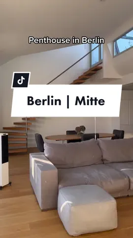 Penthouse mit Loft-Charakter im historischen Ensemble: Das Zentrum dieses luxuriösen Penthouses bildet der 94 m² große und bis zu 5 Meter hohe Wohn- und Essbereich, welcher einen offenen Loft-Charakter verleiht und über dessen Treppe man auf die private Aufdachterrasse mit Fernsicht gelangt. #realestate #luxury #luxus #berlin #forsale #foryou #fy #penthouse #mitte #berlinmitte 
