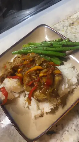 Smothered chicken  #cooking#homemadegravy#vegetablestock#chicken#smotheredchicken#panfried#freshgreenbeans#basmatirice#peppersandonions #southerngirl 