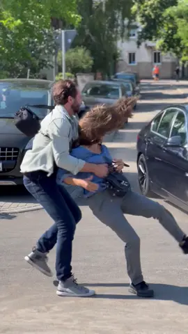 #stuntscene #actors #tvserie  Widzieliscie już odcinki #pierwszamiłość z moim udziałem? Ja muszę nadrobić 😄 To fragment sceny kaskaderskiej😃 Nie próbujcie tego w domu! #donttrythisathome 