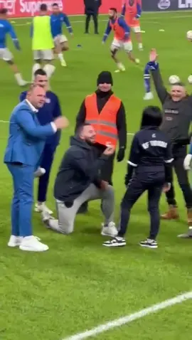 He faked the injury to propose to his girlfriend 😂🙌 (via @Klaudia) #futbol #Soccer #couple #proposal #surprise 