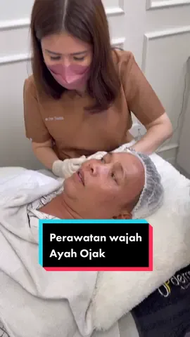 Tindakan injeksi #treatmentwajah #ayahojak sambil ngobrol-ngobrol #glowing #ayutingting #ayahrojak #ayahojakviral  #fypage #fyp #foryoupage 