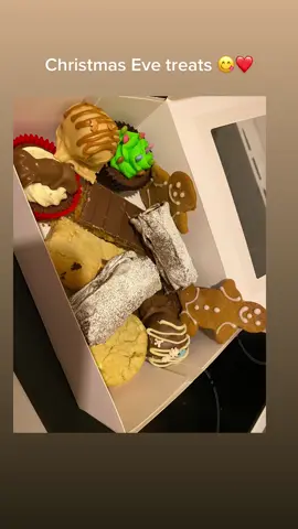 Christmas Eve treats #cakes #bakery #treats #christmastreats #dessert #viral #tiktok #fyp #foryoupage #christmas #bakery 