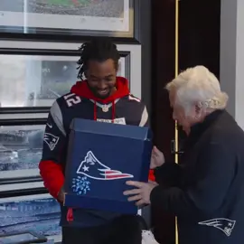 Last week, Jerry Edmond went viral after getting heckled by a Raiders fan in Vegas. This week, he is Robert Kraft's special guest in Foxborough. 👏 [via @patriots] 