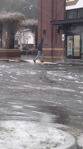 I’m dead. That man had 0 coordination. 😂😂 💀 #OhNo#ohnono#seattletiktok#seattlefreeze#seattlecheck#seattle#snow#icy#ohyeahchristmas#storm