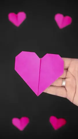 Quer aprender como fazer o Origami de Coração mais fácil de todos?  Se conseguir deixa um Like. Se já sabe fazer, deixa um Like também 😁♥️. #origami #heart #coração #craft #happy #FelizAnoNovo #newyear #vibedodia #papercraft #2022 #2023 