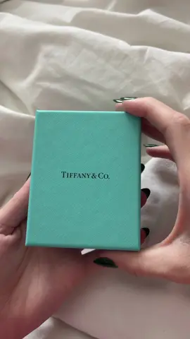 Birthday gift from my swiftie bf 🫶 #fyp #tiffany #callitwhatyouwant #taylorswift #chainaroundmyneck #tiffanyandco #littlebluebox #swiftie #thenecklace 