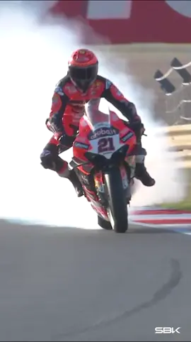 Shmoking! 👀💨 Michael Ruben Rinaldi's bike suffered an early exit from FP3 at Portimao 🛠 #PRTWorldSBK 🇵🇹 #WorldSBK #Motorcycle #Motorsport #Racing #Motor #sportsontiktok 