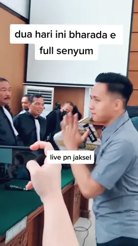 richard eliezer full senyum dalam persidangn 2 hari ini😎 #richardeliezer #bharadae #bharadaeliezer #sidangsambo #berandatiktok #trending #viral #fy #fyp #fypシ゚viral #fouryou #fouryoupage #feed #xybca 