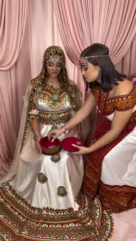 « La famille c’est là où la vie commence et où l’amour ne finit jamais » ⚜️ Ces deux robes kabyles sont disponibles en location chez Divines 🤍 #algerie #kabyle #mariage #aroussa #lyon 