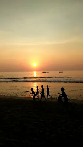 Sunset 🌅 dan anak-anak bermain bola,  sangat mempesona 😍 #sunsetvibes #sunsets #pantai #mempesona #bolakaki 