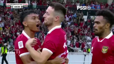 Dari titik putih, Marc Klok sukses memberikan gol pertama untuk Indonesia! ✊🏼🇮🇩#KitaGaruda #TimnasDay#TimMerahPutih #AFFMitsubishiElectricCup2022