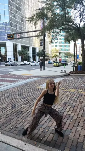 Lunch in the city and Khloe wanted to dance!  How'd she do @okiemomlife #jailhouserockchallenge #TwiggySmalls #competitivedancer #fyp #trending #dancemoms #viral 
