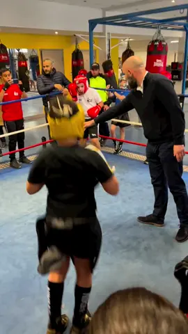 Le petit est bouillant 🔥  #boxeanglaise #boxeur #boxingsparring #boxingfanatik #boxingfans #boxinglife #boxing 