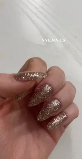 I loooooove the gold/champagne glitter 😍 #nyenails #newyearsevenails #glitternails #sparklynails #goldsparklenails #goldglitternails 