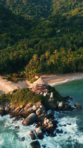 When you wake up at 5 AM to see Tayrona National Park come to life and it’s totally worth it. 🌅 #tayrona #parquetayrona #cabosanjuan #colombia #colombiatravel #travelblog #djimini2 #dronevideo 