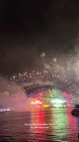 HAPPY NEW YEAR LOVE SYDNEY AUSTRALIA 🇦🇺 #newyearseve #sydneynewyearseve #sydneyfireworks2023 #happynewyear2023🎉🎊  #happynewyearsydney #sydneyharbourbridge #sydneyfireworks 