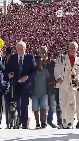 Lula sobe a rampa do Palácio do Planalto em companhia de cidadãos da diversidade brasileira #sbtnews #lula #possepresidencial #politica #foryou