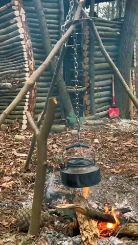 Konforlu ve sıcak dağ evi yapımı #foresthouse #logcabin #bushcraft #campingequipment #survivalshelter #dağevi #dağevi🏡 #hut #viraltiktok #kamp #reelsvideo #wildcamp #kampkolik 