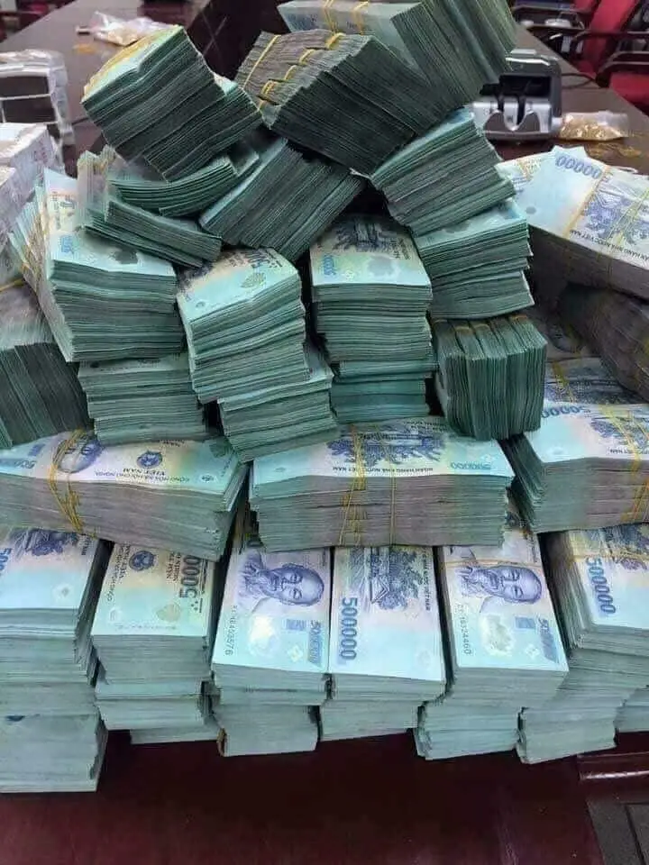Buồn thì bỏ ảnh tiền và xe ra ngắm các bạn à. Nhà có két rồi mỗi tội tiền chưa có 🤣 