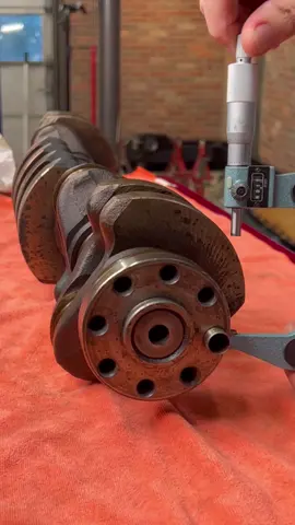 BMW E34 M5 Crankshaft Measurement #bmw #bmwe34 #bmwm5 #rebuild #restoration #DIY #cars #automotive #mechanic #technician #mechanicsoftiktok #techniciansoftiktok 