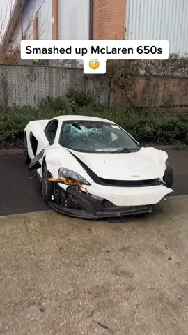 Sad to see this 650s in such a state. Hope the driver is ok! #mclaren #650s #crash #carcrash #smash #broken #fail #supercar 