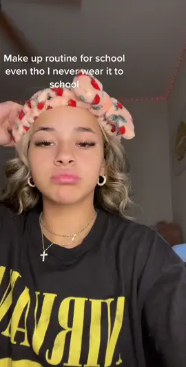 Leave some tips in the comments I like makeup just don’t know how to do it fr 😭#fyp#foryoupage#makeup#grwm 