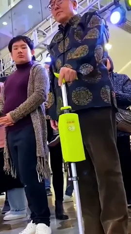 Ta-Da Chair Foldable Chair & Cane Stick 🦯 #gadgets #smartgadgets #gadgetstouse #coolgadgets #tools #house #houseoftiktok #householditems #fyp #foryou 