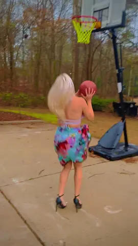 Look at my high heel WOBBLE 😂😂😂 Still standing 💁🏼‍♀️😅 #Blonde #Bikini #Basketball #Heels #Sports #Girl #NBA #Worthy #Comedy #Funny #Laugh #Skills #Score 🏀🏀