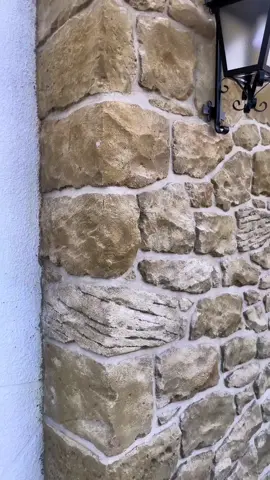 Proceso de reproducción de piedra de mampostería. #decoracionenpiedra #artificialrocks #artificialstone #concretelife #construction #albañil #revestimento #monocapa #satisfying 
