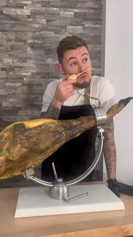 La CALA del JAMÓN Es un utensilio largo y fino que se fabrica con hueso de vacuno o equino, cuya principal característica es la de ser inodora. De este modo puede cumplir con su función, la de comprobar la calidad de un jamón mediante su aroma, antes de que llegue al consumidor. #jamon #jamoniberico #consejos #victorsanchegojamon 