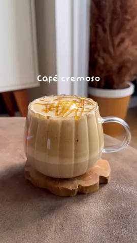 Café cremoso rapidinho e delicioso! 🤎☕️ 1 🥄 de chá de adoçante (usei xilitol) ou açúcar. 1 🥄 de chá de café solúvel, ( se gostar mais forte coloca mais). 50 ml de água quente, mexe bastante com o mixer, e adiciona 200 ml de leite quente. Caramelo pra decorar! #cafécremoso #coffee #coffeereel #receitas #receitafit #fit #cafedamanhasaudavel 😉