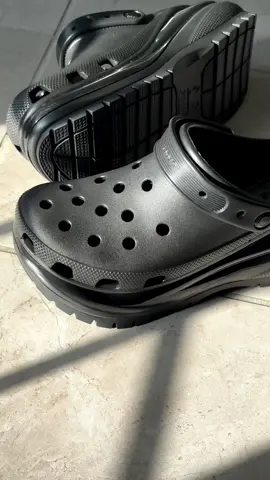@crocs Mega Crush Clog ♥️ Love them! Usually wear a 9.5 but after reading a bunch of reviews I sized down to a 9. Fit perfectly #crocsmegacrush #crocs #megacrushcrocs #megacrushclog #crocsshoes 