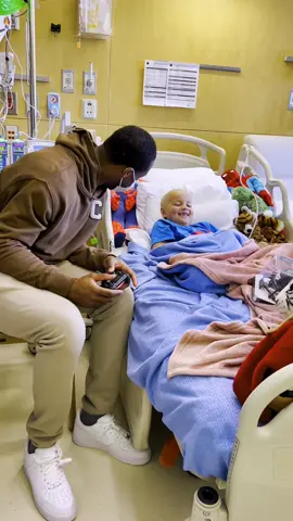 Geno Smith spent his off day playing video games, delivering signed goodies, and spreading cheer 💙 #seahawks #nfl #genosmith 