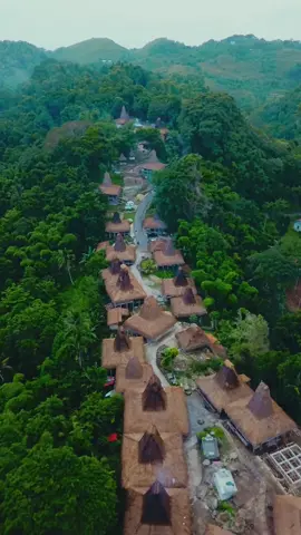 Rumah adat Sumba Barat disebut dengan Uma Bokulu atau Uma Mbatangu. Uma Bokulu memiliki makna “rumah besar” sedangkan Uma Mbatangu memiliki arti “rumah menara”. Rumah adat Sumba Barat ini membentuk rumah panggung dengan atap tinggi yang terlihat seperti menara. #sumbartiktok #sumba 